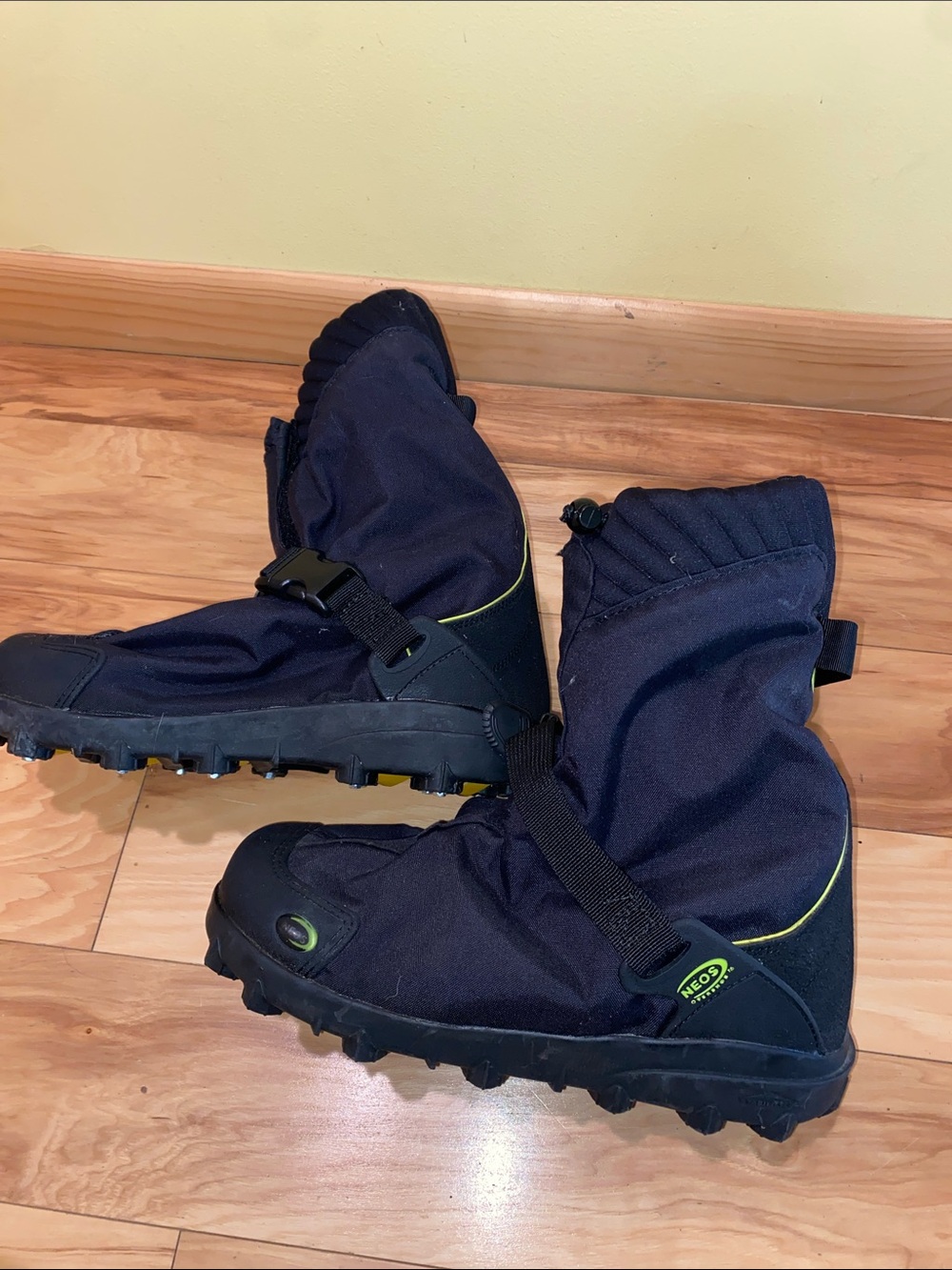 NEOS Adventurer Black Over Shoe covers spikes winter boots